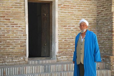 Пожилой житель города Навои