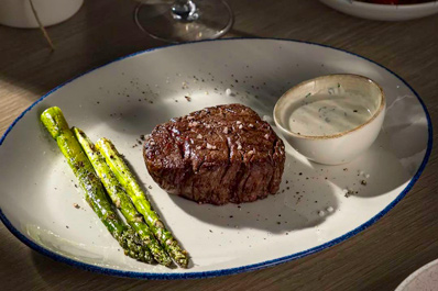 Стейк с гарниром из спаржи и сливочным соусом