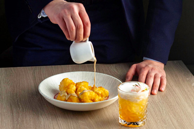 Процесс подачи блюда и коктейля в заведении