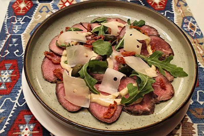 Классическое Вителло Тоннато, Хан Атлас