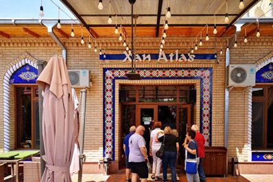 Вход в ресторан, Хан Атлас