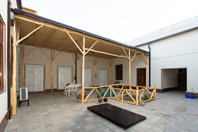 Летний дворик, Кувшин