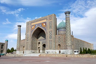 Madrasa Sher-Dor, Plaza Registán