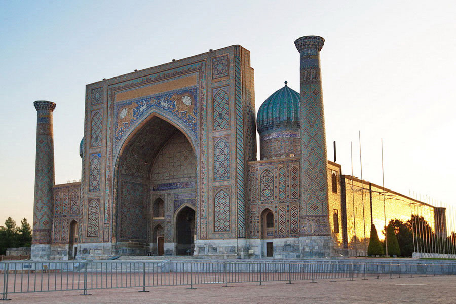 Madrasa Sher-Dor, Piazza Registan