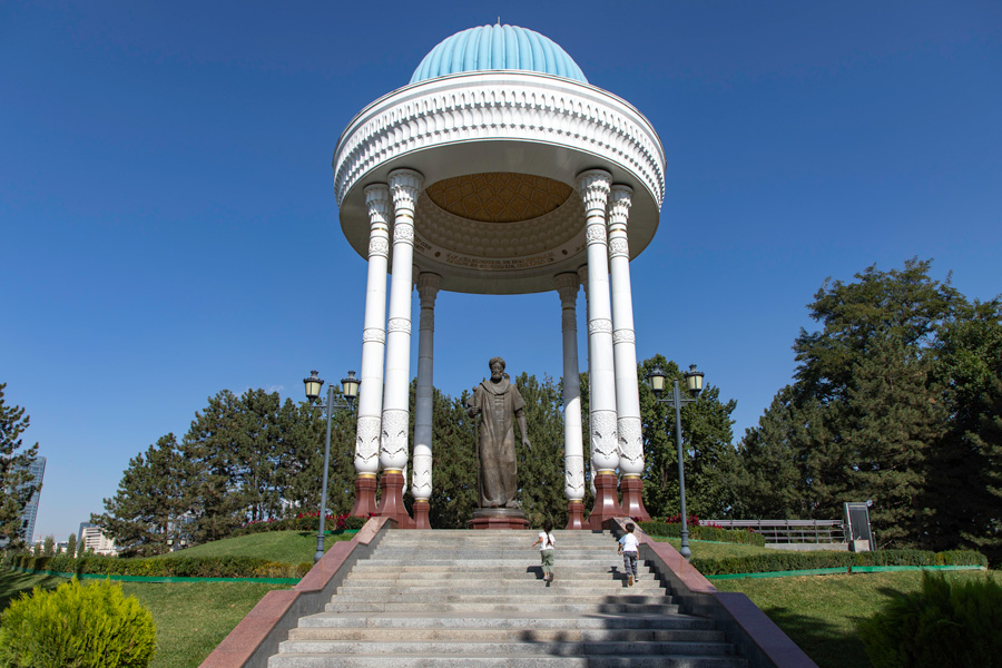 Monument to Alisher Navoi, Alisher Navoi National Park, Tashkent Monument to Alisher Navoi, Alisher Navoi National Park, Tashkent
