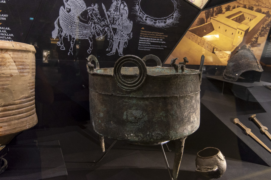 Bronzener Sakenkessel aus dem 6. bis 4. Jahrhundert v. Chr. Bronzener Sakenkessel aus dem 6. bis 4. Jahrhundert v. Chr., Staatliches Museum für Geschichte Usbekistans in Taschkent