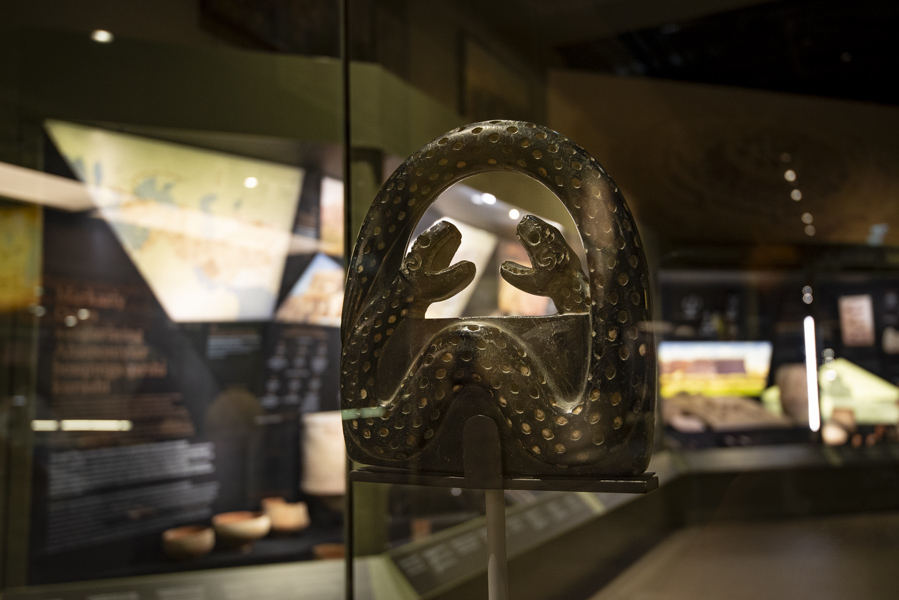 Sokh-Amulett aus dem späten 2. Jahrtausend v. Chr. Sokh-Amulett aus dem späten 2. Jahrtausend v. Chr., Staatliches Museum für Geschichte Usbekistans in Taschkent
