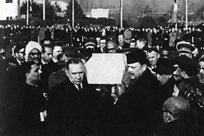 Cortejo fúnebre de Shastri con el presidente del Consejo de Ministros de la URSS Kosygin y el Presidente de Pakistán Ayub Khan, Tashkent, 1966