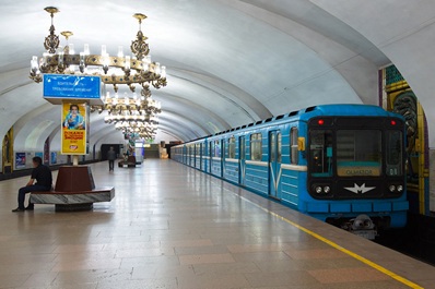 Tren en la Estación Chilonzor, Metro de Tashkent, Uzbekistán