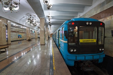 Zug an der Abdulla Qodiriy Haltestelle, U-Bahn Taschkent, Usbekistan