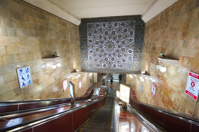 Descente sur la station Alisher Navoi, métro de Tachkent, l’Ouzbékistan