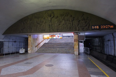 Sortie de la station Buyuk Ipak Yuli, métro de Tachkent, l’Ouzbékistan