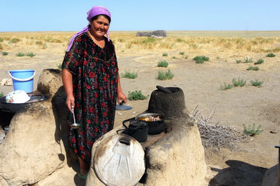 タンディールでのパン作り、ウズベキスタン
