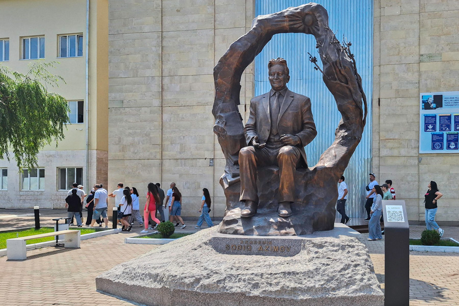 Sodiq Azimov Monument