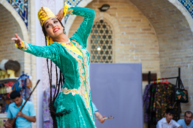 Die Nationale Show in der Nodir Divan-Begi Medrese