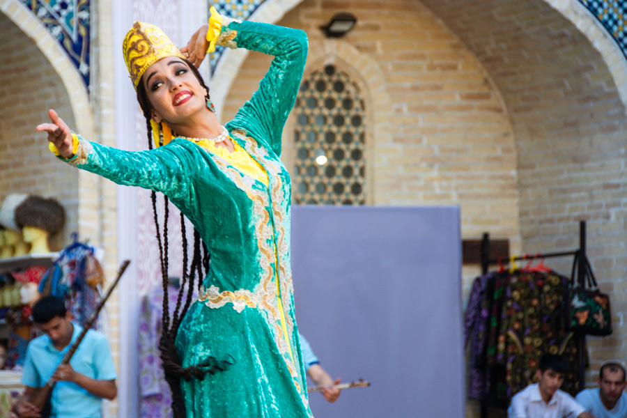 Die Nationale Show in der Nodir Divan-Begi Medrese