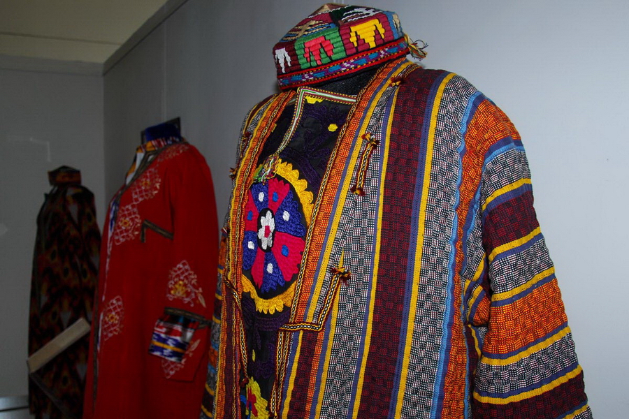 Traditionelle usbekische Kleidung