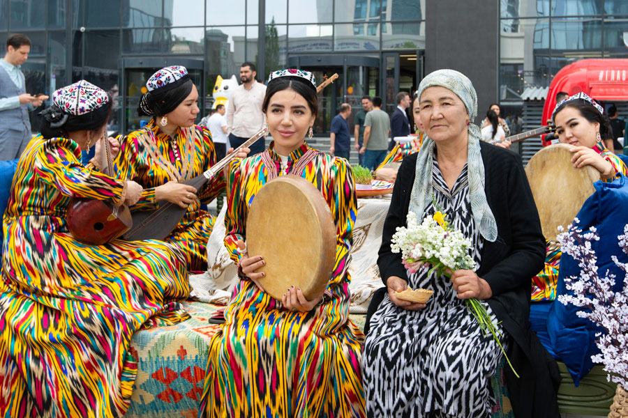Hospitality Traditions in Uzbekistan Hospitality Traditions in Uzbekistan