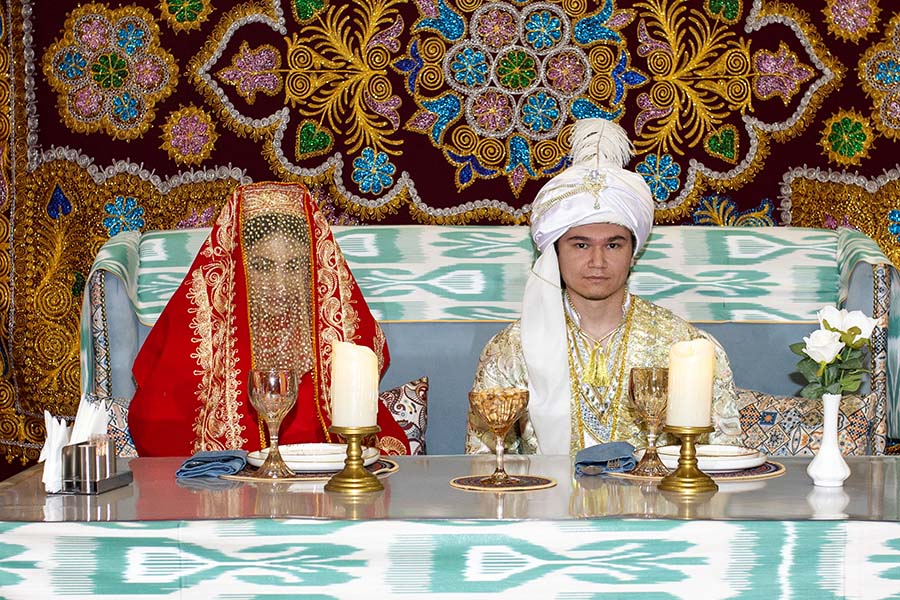 Traditionen von der usbekischen Hochzeit (Nikokh-Tui) in Usbekistan