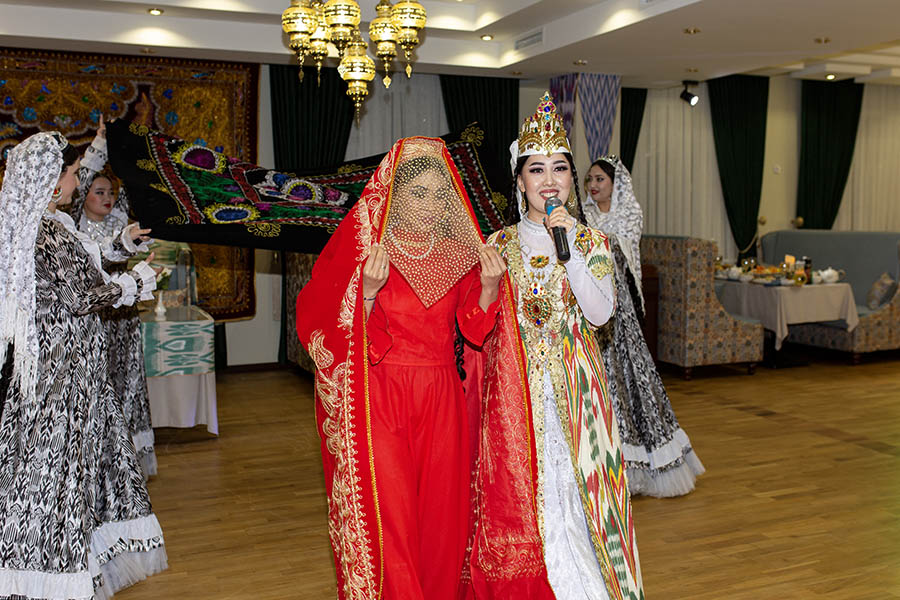 Traditionen von der usbekischen Hochzeit (Nikokh-Tui) in Usbekistan