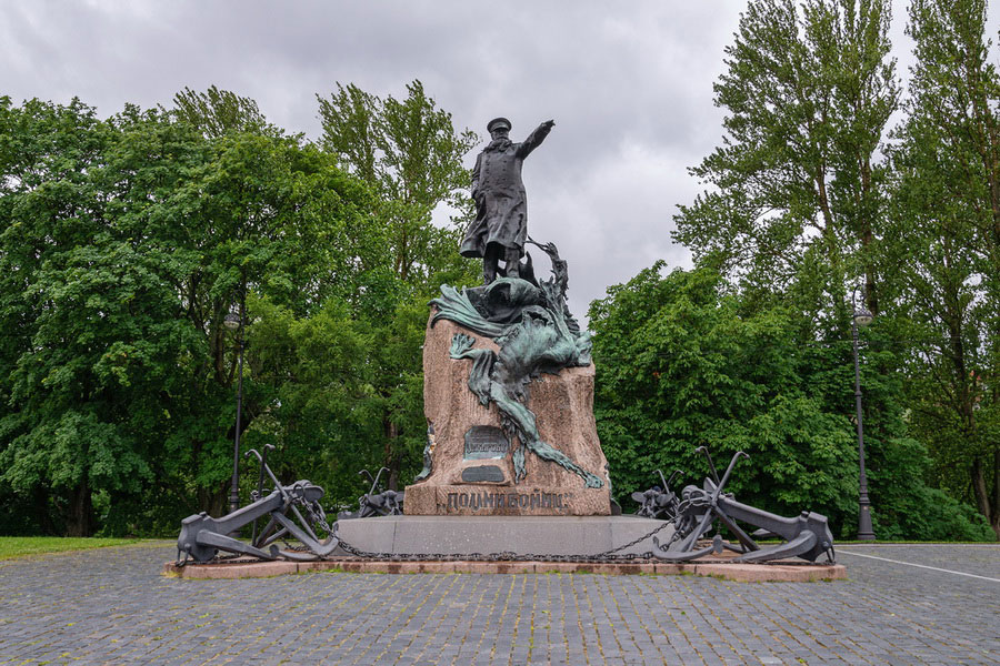 Памятник адмиралу Макарову в Кронштадте