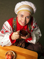 Frau in russischer Nationaltracht, das Osterfest