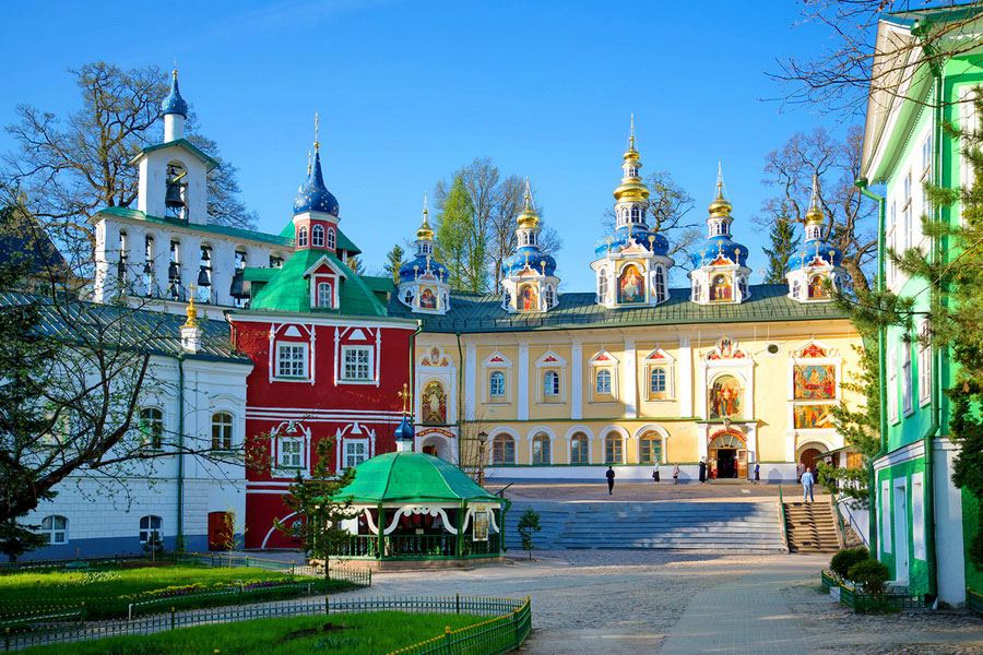 Свято-Успенский Псковско-Печерский монастырь в окрестностях Пскова
