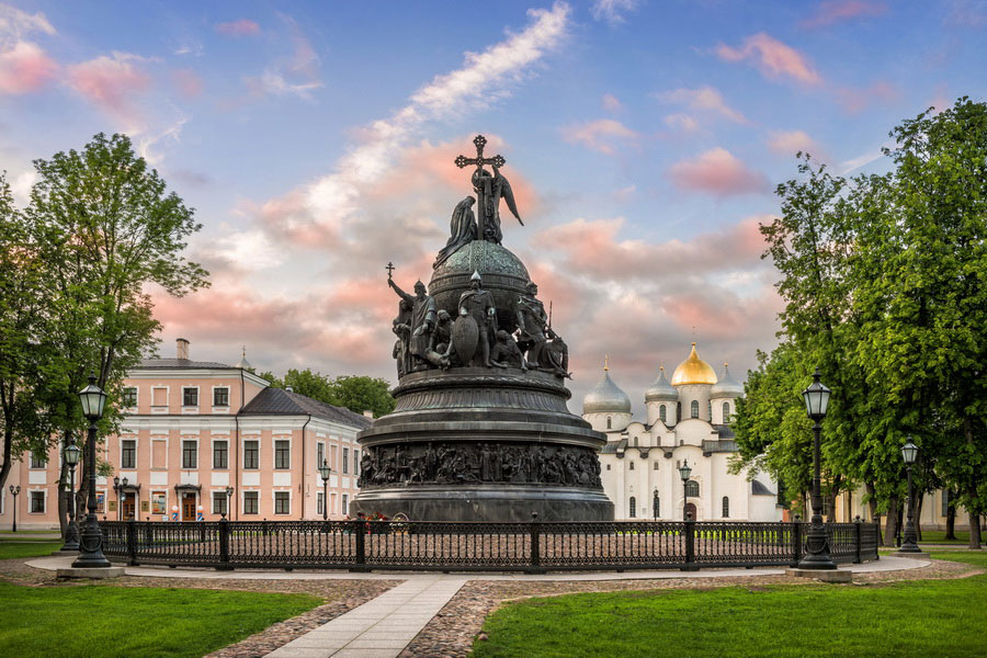 Память великий новгород. Микешин памятник тысячелетию России. Памятник тысячелетия России в Великом Новгороде. Великий Новгород тысячелетие Руси Новгород памятник. Новгородский Детинец Великий Новгород памятник тысячелетию Руси.