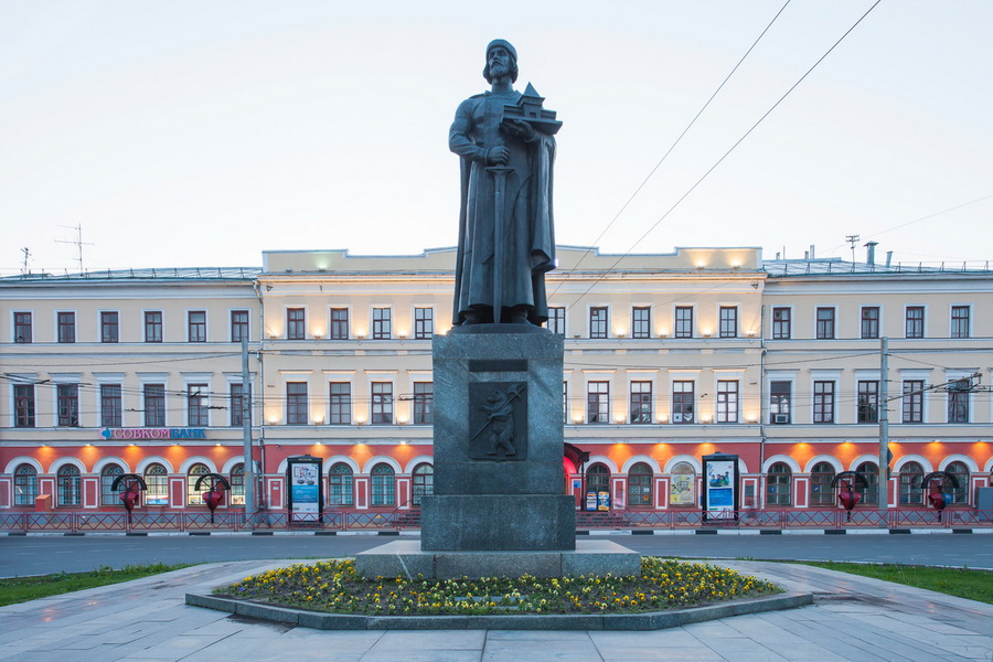 Памятники князю Ярославу Мудрому, Федору Волкову, библейской Троице, ярославскому медведю