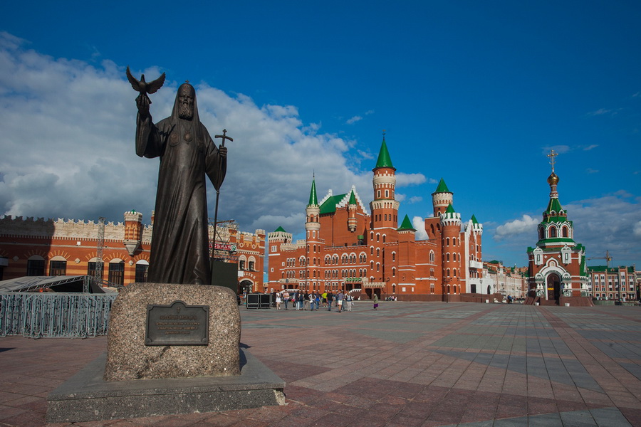Памятник Святейшему Патриарху Московскому и Всея Руси Алексию II на Патриаршей площади, Йошкар-Ола